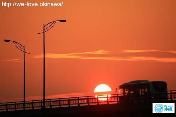 バスと夕日