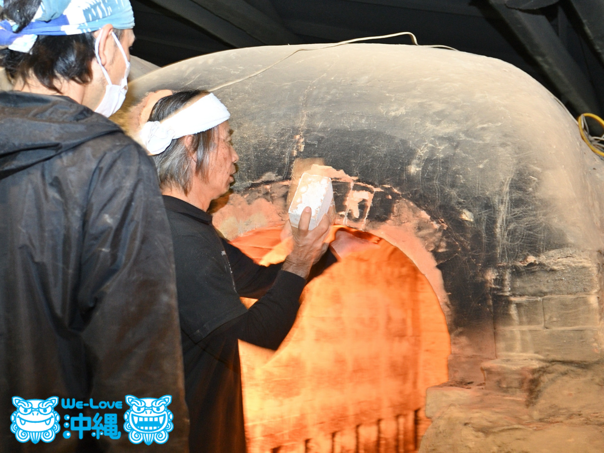 読谷山焼・北窯入口のアーチ部分に立ち解体作業を始める陶工の方々