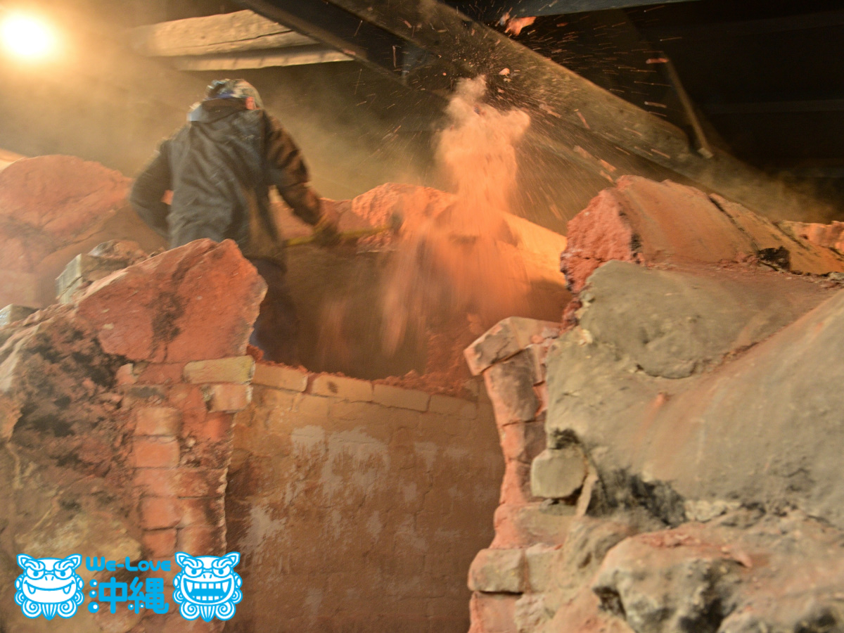 読谷山焼・北窯土煙がもうもうと立ちこめている解体作業中の陶工