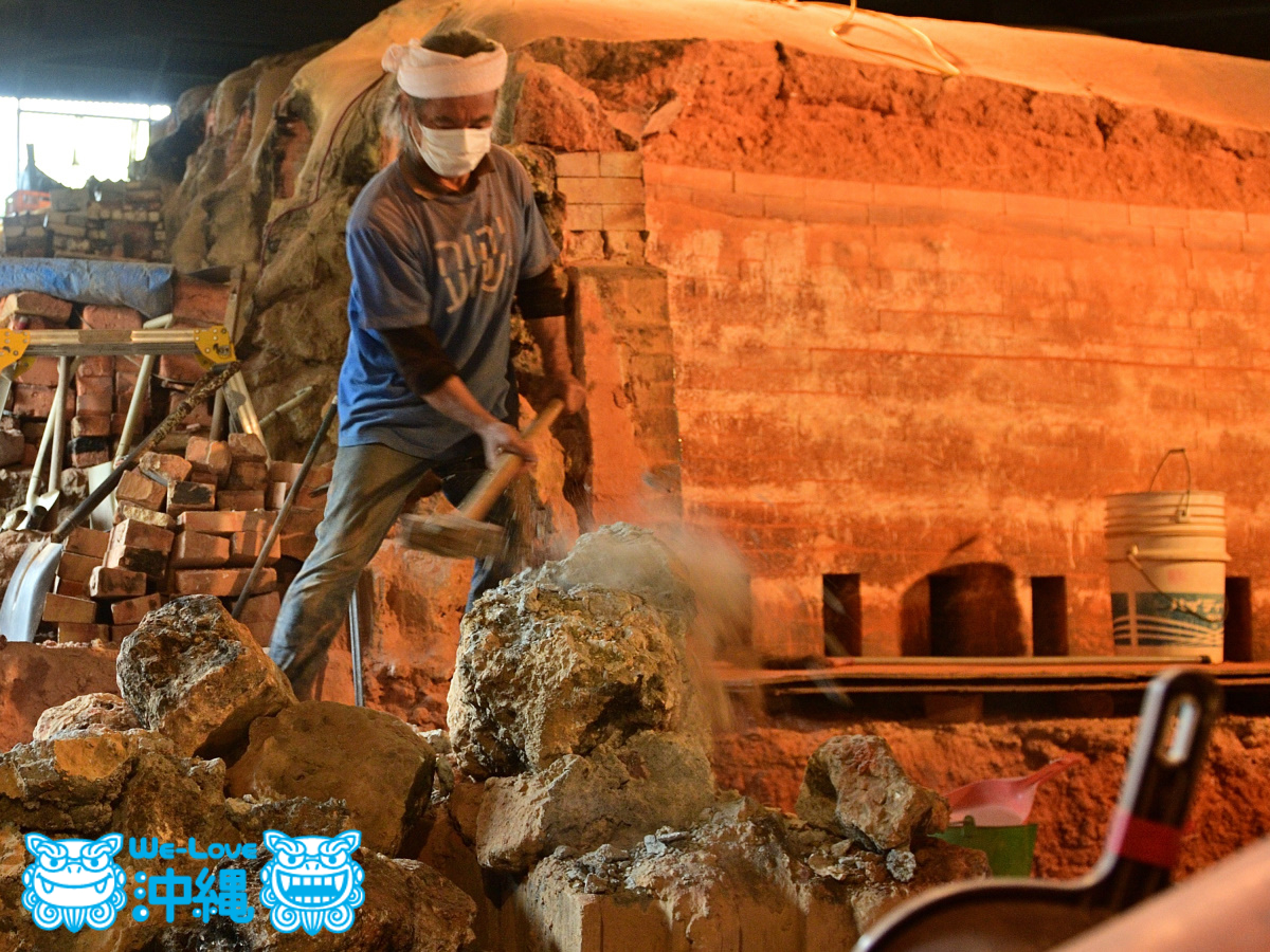 読谷山焼・北窯　入口の石組み琉球石灰岩をハンマーをで解体する陶工