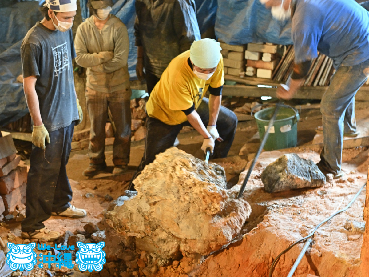 読谷山焼・北窯解体　金属の棒でがっちりと固定されている基礎ブロックをバールを使って解体する陶工