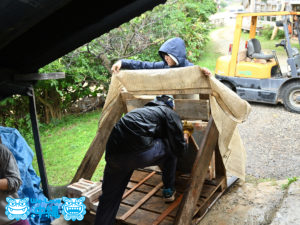 雨の日は道具類が濡れないようシートをかけながら作業している陶工の方々