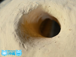 読谷山焼・北窯の登り窯とやちむん作り、イロミとよばれる穴を開ける作業
