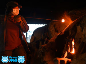 読谷山焼・北窯の登り窯とやちむん作り、イロミとよばれる穴を開ける作業