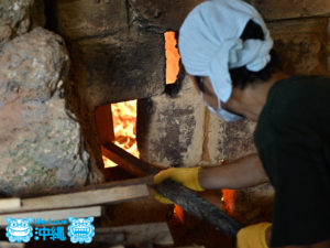 読谷山焼・北窯の登り窯とやちむん作り、「フチミ」と呼ばれる空焚き作業