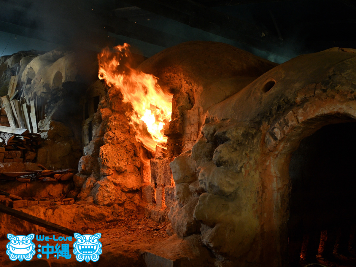 読谷山焼・北窯の登り窯とやちむん作り、「フチミ」と呼ばれる空焚き作業
