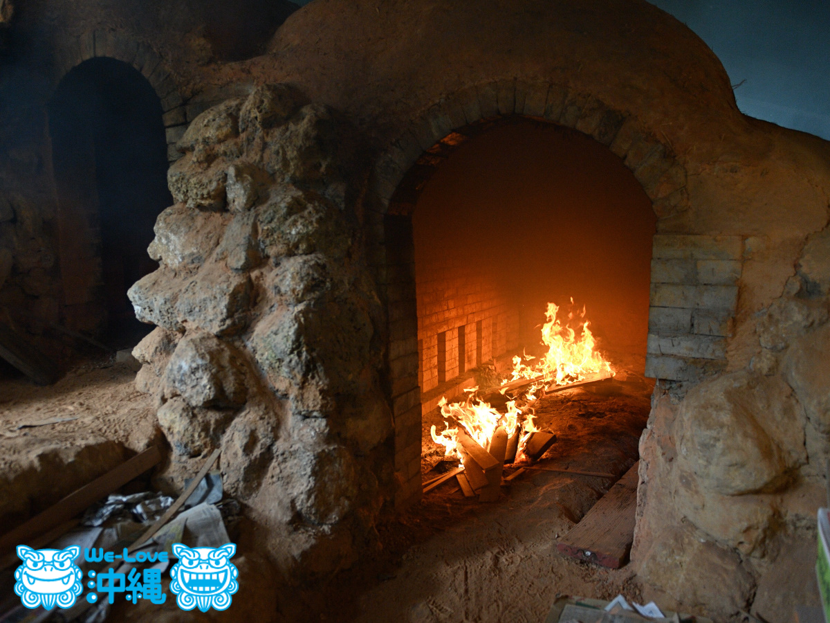 読谷山焼・北窯の登り窯とやちむん作り、窯の内部を弱火で燃やす作業アブリ