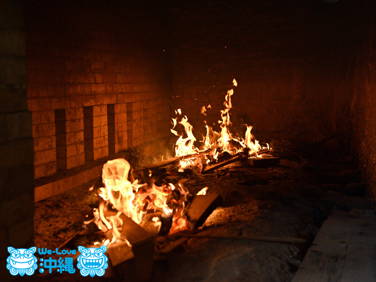 読谷山焼・北窯の登り窯とやちむん作り、窯の内部を弱火で燃やす作業アブリ